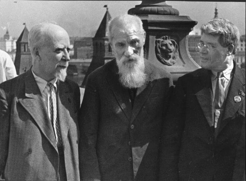 Академики, депутаты Верховного Совета СССР, 1936 - 1940, г. Москва. Слева - академик Владимир Крыжановский, в центре - академик Алексей Бах.