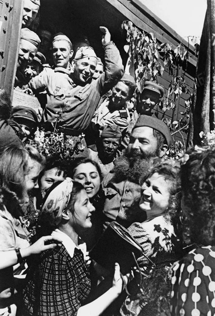 Возвращение победителей, 21 июля 1945, г. Москва. Выставки&nbsp;«Человек на войне»,&nbsp;«Победители»&nbsp;и «Победа!» с этой фотографией.