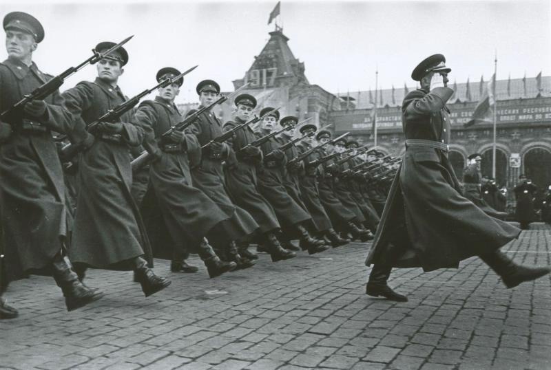 Военный парад на Красной площади. 40 лет советской власти, 7 ноября 1957, г. Москва, Красная пл.. Выставка «Главный день в жизни мертвого государства» с этой фотографией.