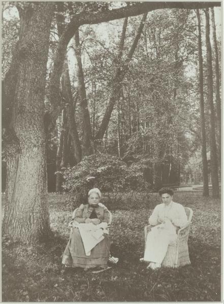 А. Н. Лепешкина в парке, 1900-е
