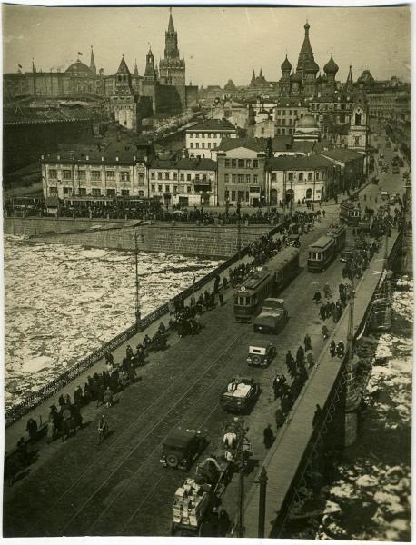 Москва-река во время ледохода, 1931 год, г. Москва, Большой Москворецкий мост. Выставка «Мосты Москвы» с этой фотографией.&nbsp;