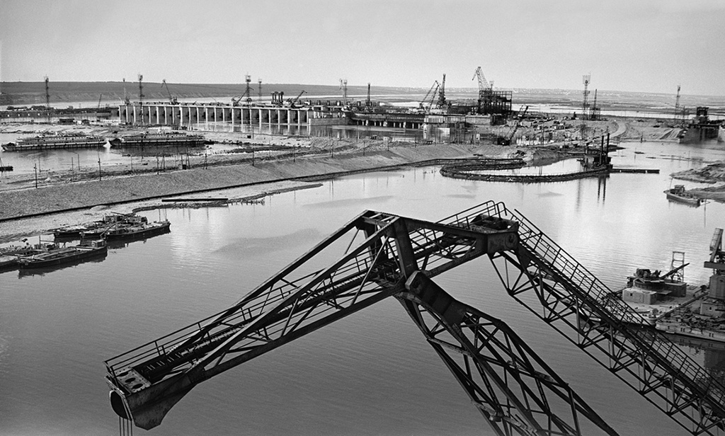 На строительстве Каховской ГЭС, 1955 год, Украинская ССР. Выставка «Українська РСР» с этой фотографией.