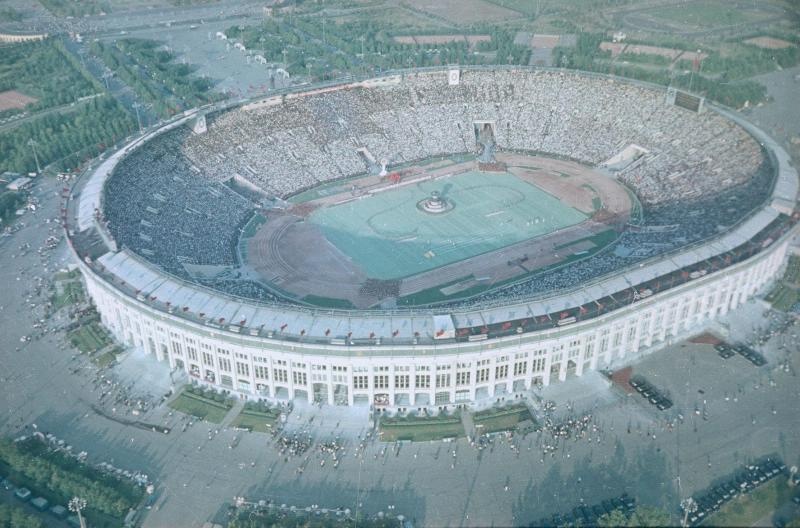 Стадион «Лужники» с высоты птичьего полета, 1960-е, г. Москва. Видео «Стадион "Лужники"» с этой фотографией.