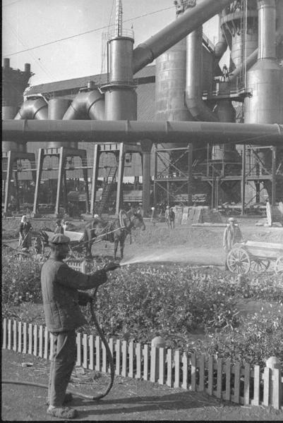 На территории металлургического завода, 1933 год, Украинская ССР, г. Макеевка