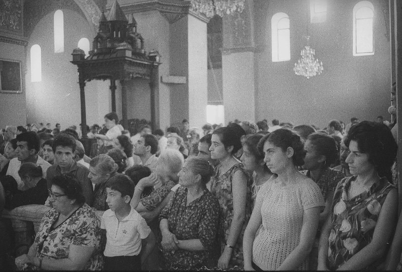 Во время службы в соборе, 1960-е, Армянская ССР, г. Эчмиадзин. Выставка «Молитва» с этой фотографией.