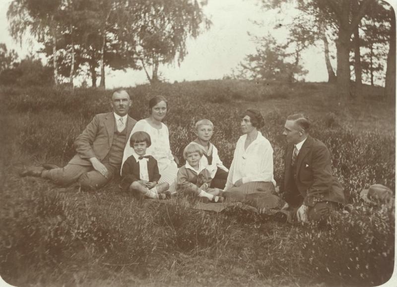 Отдых на лужайке, 1905 - 1915