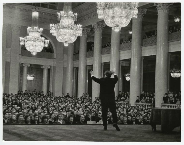 Ираклий Андроников рассказывает, 1960-е, г. Ленинград. Выставка «Ираклий Андроников» с этой фотографией.