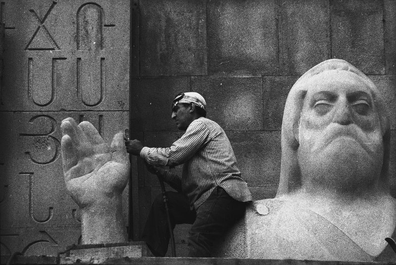 Скульптор Гукас Чубарян, работающий над скульптурой Месропа Маштоца, 1960-е, Армянская ССР, г. Ереван. Выставка «Вхожу, ваятель, в твою мастерскую» с этой фотографией.&nbsp;