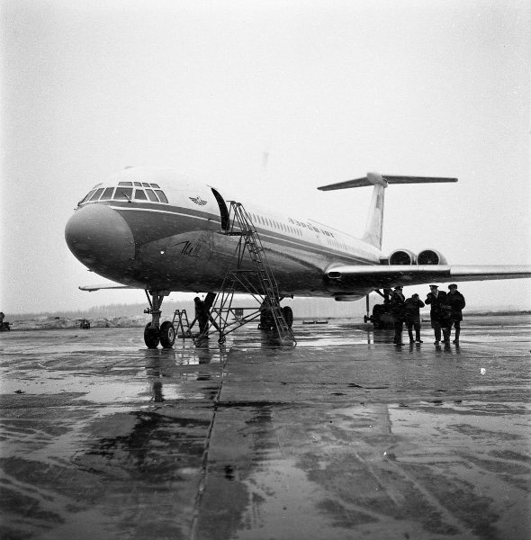 Самолет Ил-62 на аэродроме, 1960-е, г. Москва