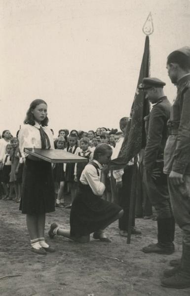 У знамени, 1946 год
