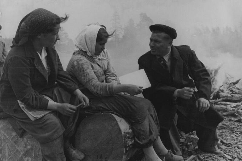 Директор леспромхоза с девушками, 1960-е, Бурятская АССР