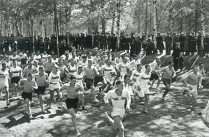 Легкоатлетический кросс в Сокольниках, 1937 год, г. Москва. Выставка «Парк собирает друзей» с этой фотографией.&nbsp;