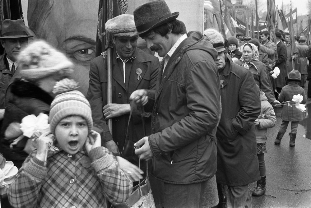 Портрет вождя в колонне демонстрантов, 1982 год, г. Новокузнецк. Выставка «Авангардная иконография вождя» с этой фотографией.