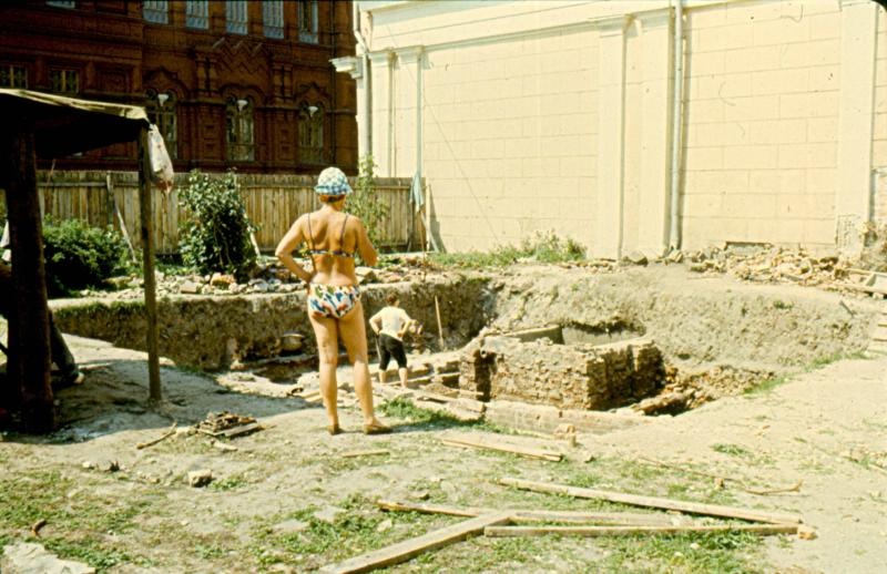 На раскопках фундамента Казанского собора, 1980-е, г. Москва