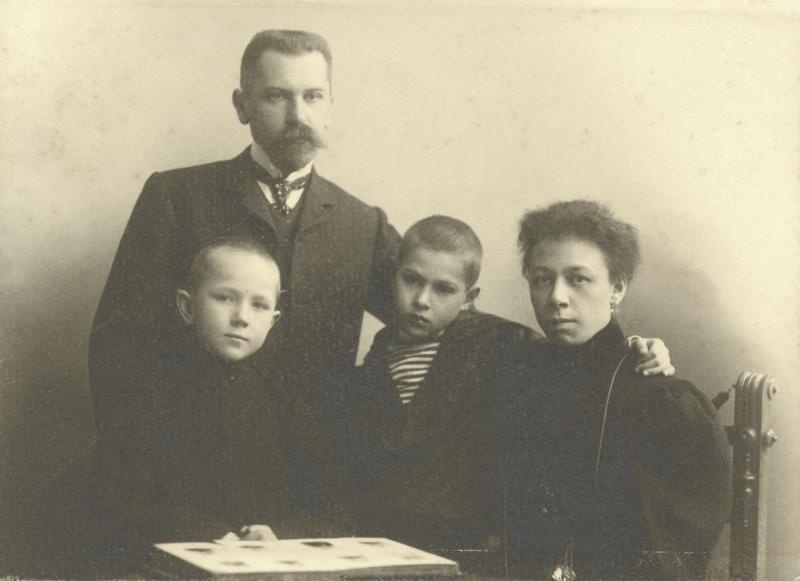 Семейный портрет, 1910 - 1918