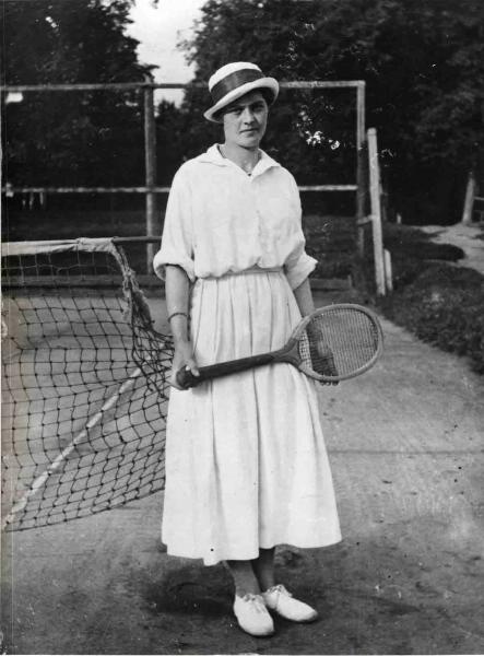 Девушка с теннисной ракеткой, 1910 год. Выставка «Я играю в теннис» с этой фотографией.&nbsp;