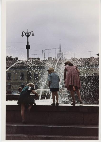 Дети у фонтана, 1958 год