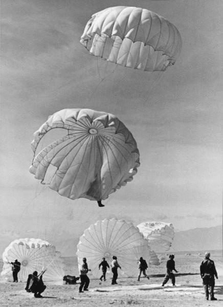 Групповой прыжок спортсменов-парашютистов, 1960-е