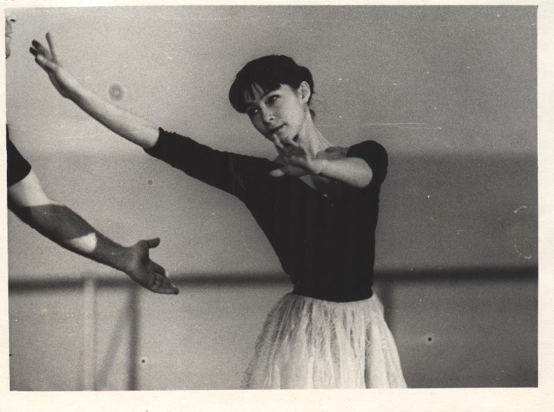 Екатерина Максимова на репетиции, 1966 год. Выставка «Екатерина Максимова. "Самая молодая прима. Самая юная Жизель"» с этой фотографией.&nbsp;