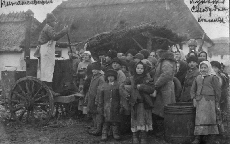Солдаты подкармливают детей, 1915 год, Гродненская губ., Брестский у.. Надпись на фотографии: «Питательный пункт Слобудка Конюшовщина» (неразборчиво).