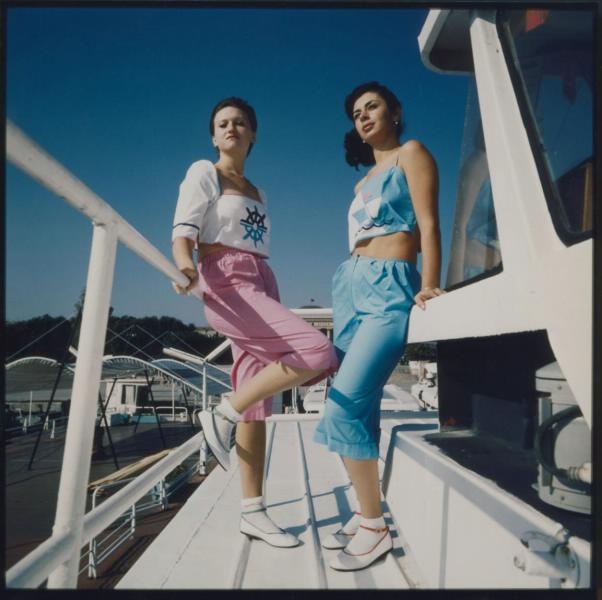 Без названия, 1980-е. Выставки&nbsp;«10 модных фотографий: 1980-е»,&nbsp;«Мода ХХ века в 100 фотографиях»,&nbsp;«Прогулки на яхте»&nbsp;и «Яркие восьмидесятые: СССР на пороге перемен» с этой фотографией. 