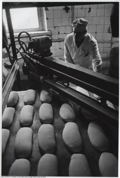 На хлебозаводе № 5. Из серии «Хлеб наш насущный», 1965 год, г. Москва. Выставка «Хлеб – всему голова!» с этой фотографией.&nbsp;