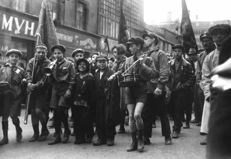 Беспризорники и пионеры на первомайской демонстрации, 1927 год. Предположительно 1 мая 1927 года.