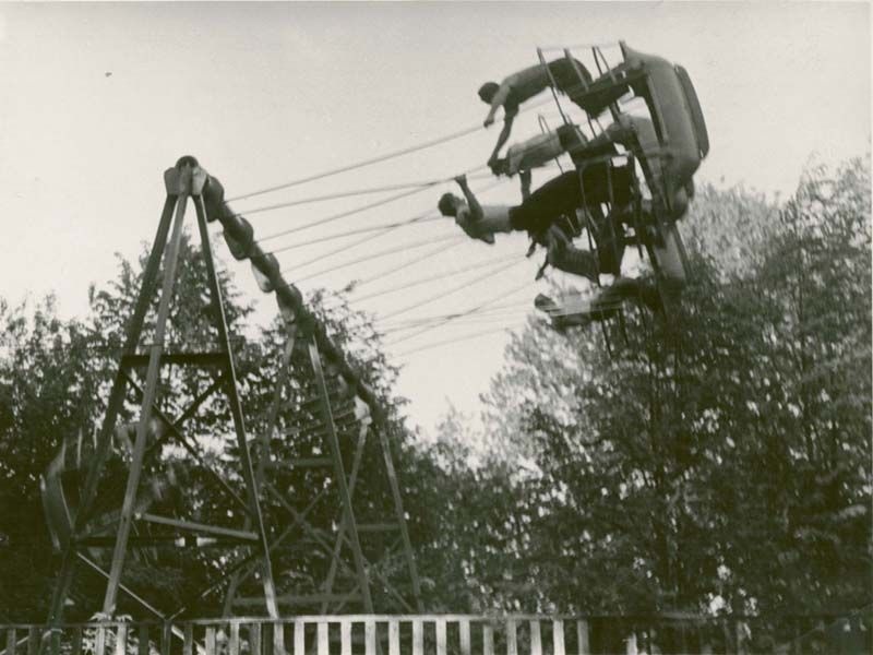 На качелях в Парке культуры и отдыха, май 1961, г. Череповец. Видео «Пионеры» с этой фотографией.