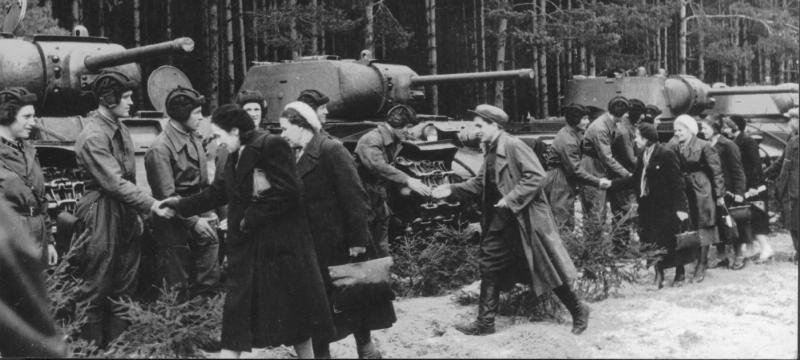 Москвичи передают танкистам танки, построенные на средства рабочих и служащих города, апрель - октябрь 1942, г. Москва