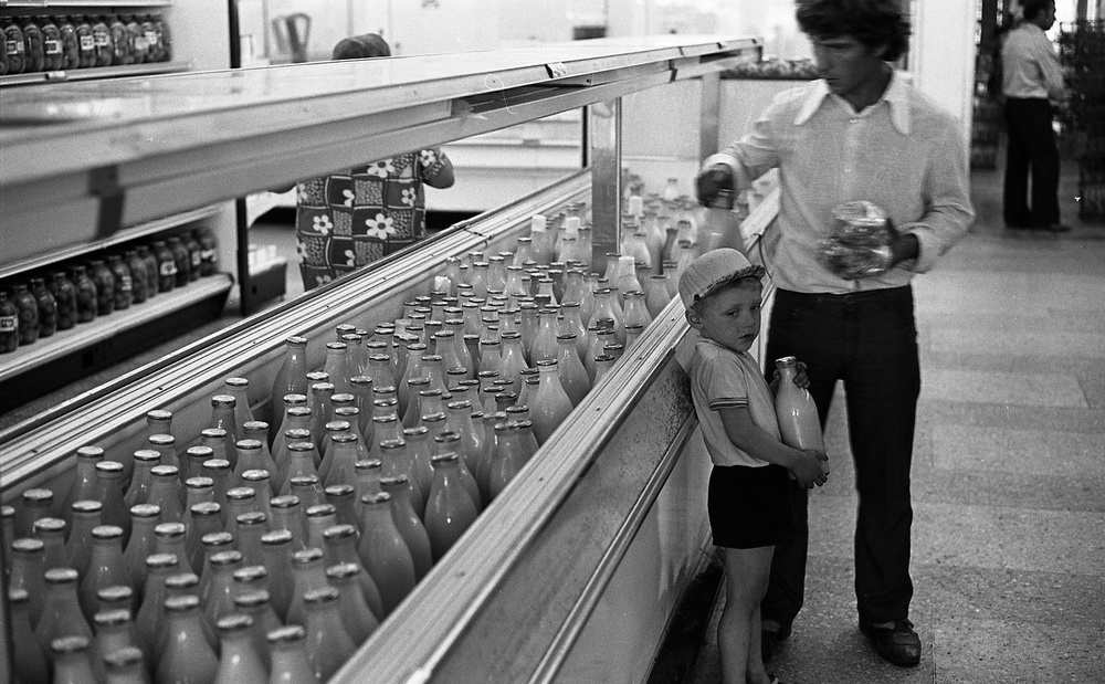 Молочный отдел универсама, 1983 год, г. Новокузнецк. Выставка «Пейте, дети, молоко – будете здоровы!» с этой фотографией.
