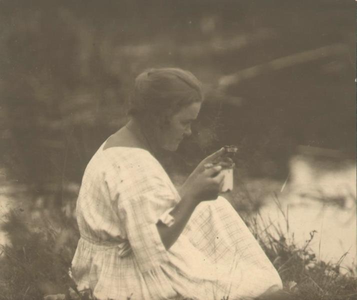 Портрет жены фотографа, 29 июня 1924, Московская губ., дер. Лужки. Выставка «Лучшие фотографии Василия Улитина» с этой фотографией.