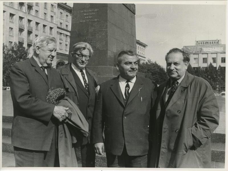 Виктор Темин с товарищами у памятника Юрию Долгорукому, 1970-е, г. Москва