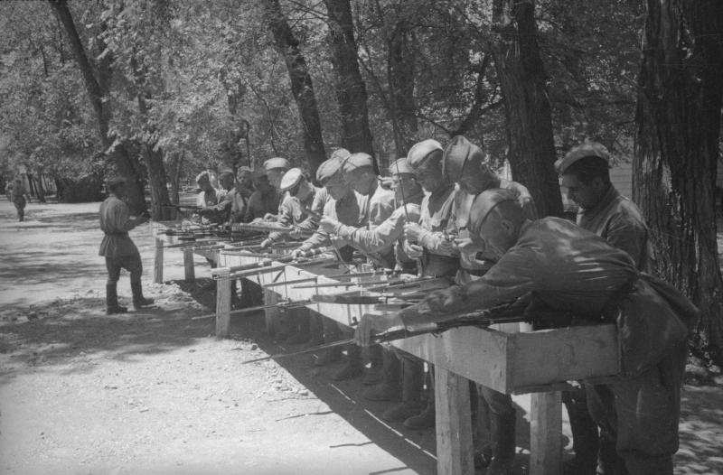 Кавалерийский полк. Солдаты, разбирающие винтовки, 1930-е, СССР