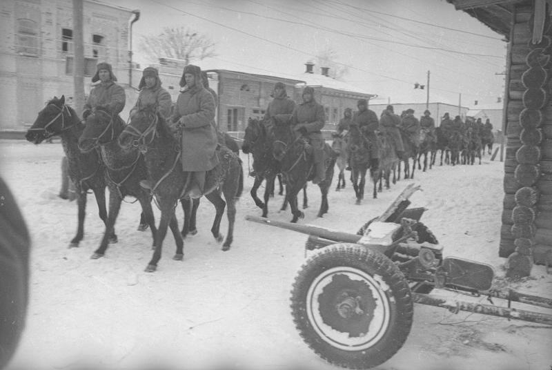 Войска генерал-лейтенанта Белова вступают в город Одоев, 1941 год, Тульская обл., г. Одоев. Авторство снимка приписывается О. Б. Кноррингу.