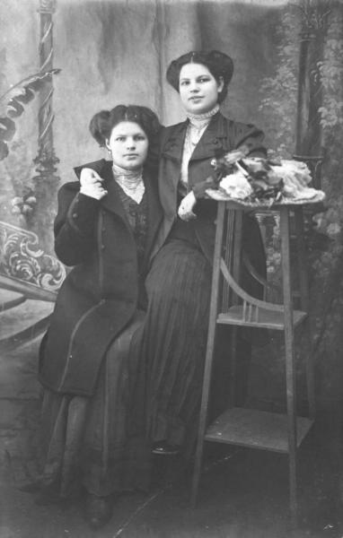 Сестры, 1910 - 1915. Выставка «Дореволюционная Россия: сестры и братья» с этой фотографией.