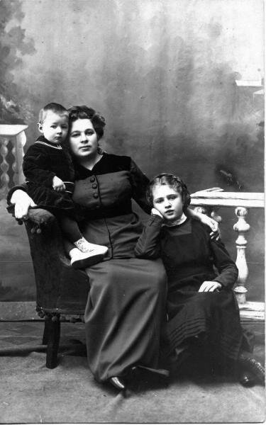 Портрет женщины с детьми, 1912 год