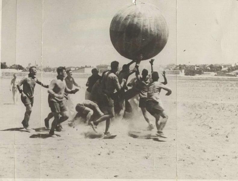 Игра в мяч, 1930-е