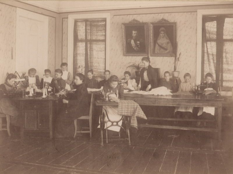 Рукодельный класс в женском профессиональном училище, 1900-е, г. Череповец