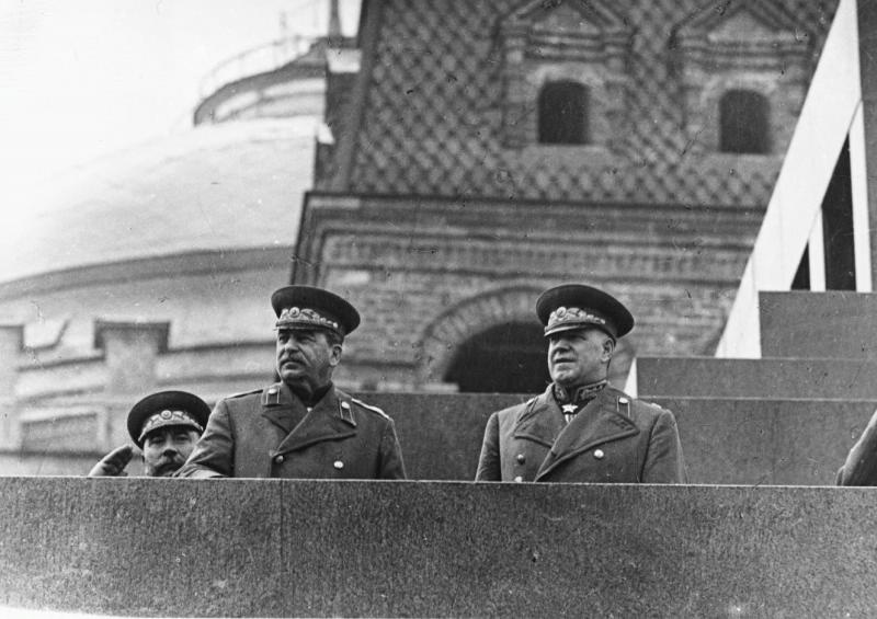 Семен Буденный, Иосиф Сталин и Георгий Жуков на трибуне Мавзолея, 24 июня 1945, г. Москва