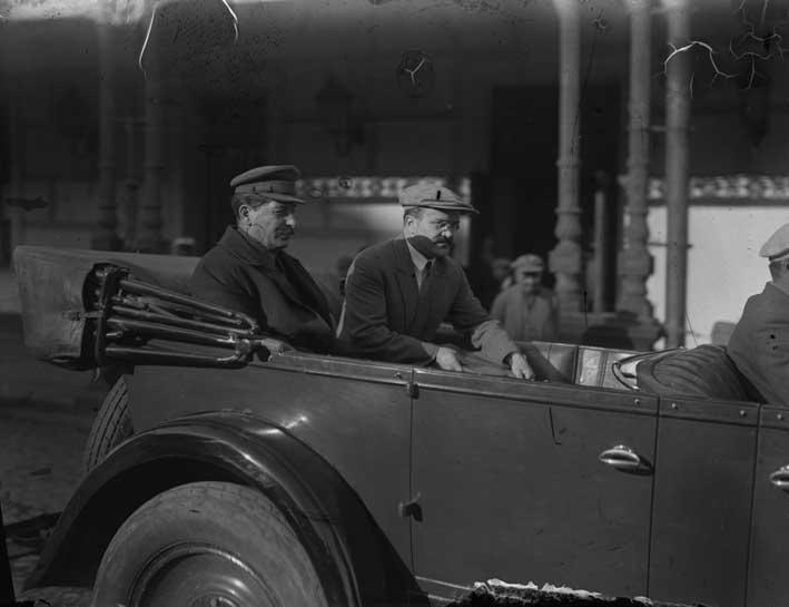 Иосиф Сталин и Вячеслав Молотов в машине у Большого театра, 1929 год, г. Москва. Видеовыставки «Вячеслав Молотов. Второй после Сталина»&nbsp;и «Аркадий Шайхет» с этой фотографией.