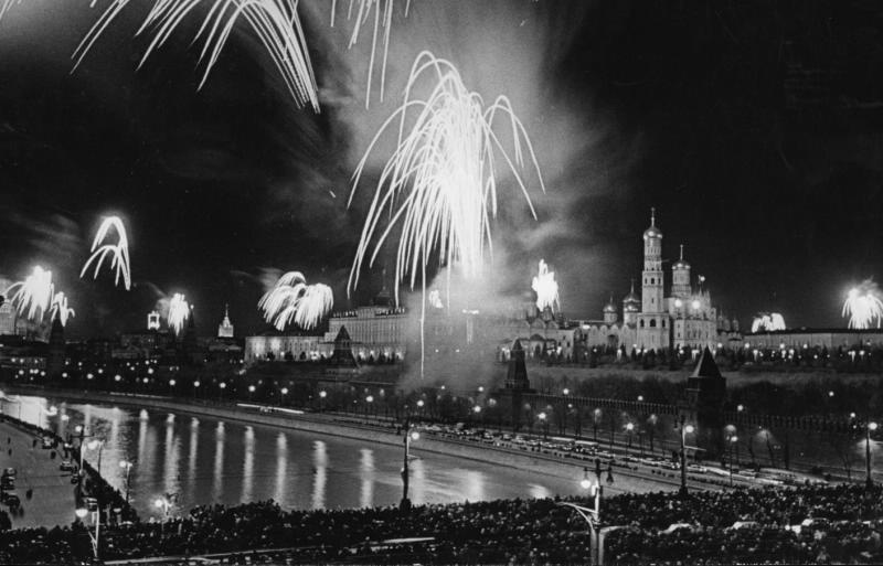 Салют Октябрю, 7 ноября 1962, г. Москва. Выставки «7 Ноября. Демонстрации, митинги, парады». &nbsp;«Главный день в жизни мертвого государства» с этой фотографией.