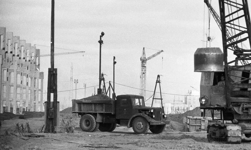 Строительная техника на стройплощадке завода, 1967 год, Волгоградская обл., г. Волжский. Из серии «Комсомольский отряд на строительстве Волжского трубного завода».