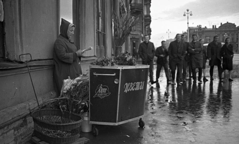 Продавщица цветов на Невском проспекте, 1960-е, г. Ленинград