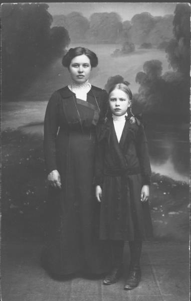 Портрет матери и дочери, 1911 - 1917, Эстляндская губ., г. Гапсаль
