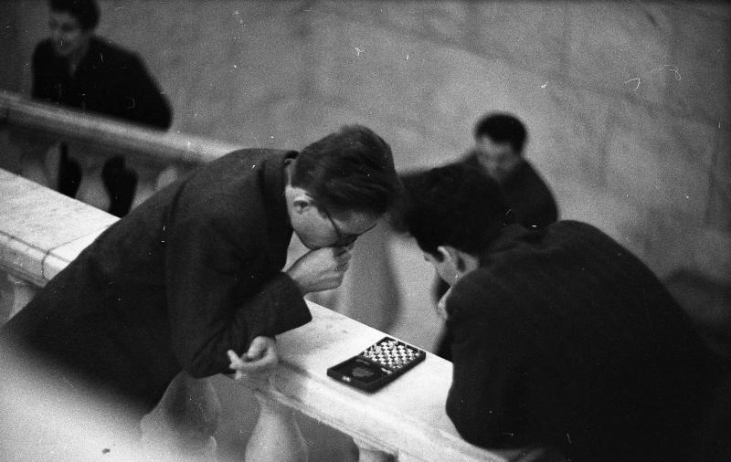 В аудитории. Студенты играют в шахматы, 1963 - 1964, г. Москва. Выставка «От сессии до сессии...» и видео «Учись, студент!» с этой фотографией. 