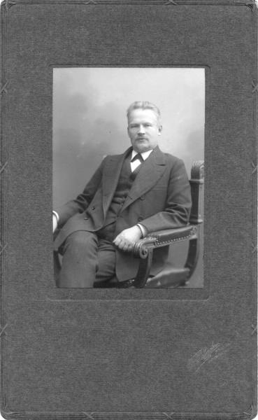 Портрет мужчины в кресле, 1910 год, г. Москва
