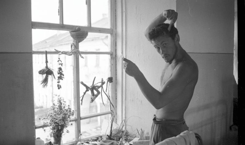 Студент стройотряда МГУ у окна в общежитии, 1967 год, Архангельская обл., Соловецкий о.. Из серии «Студенческий отряд МГУ на Соловках».Видео «Учись, студент!» с этой фотографией.&nbsp;