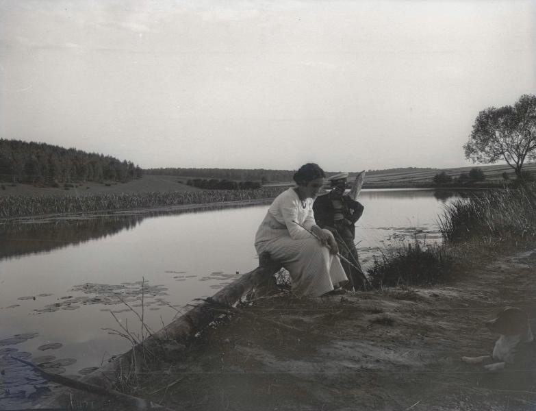 Мужчина и женщина на берегу водоема, 1911 год