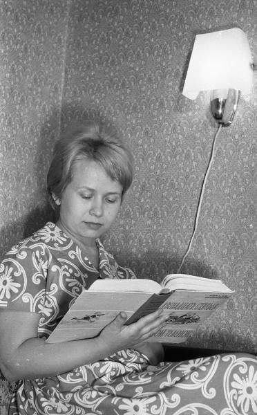 Композитор Александра Пахмутова за чтением книги, 1957 год, г. Москва