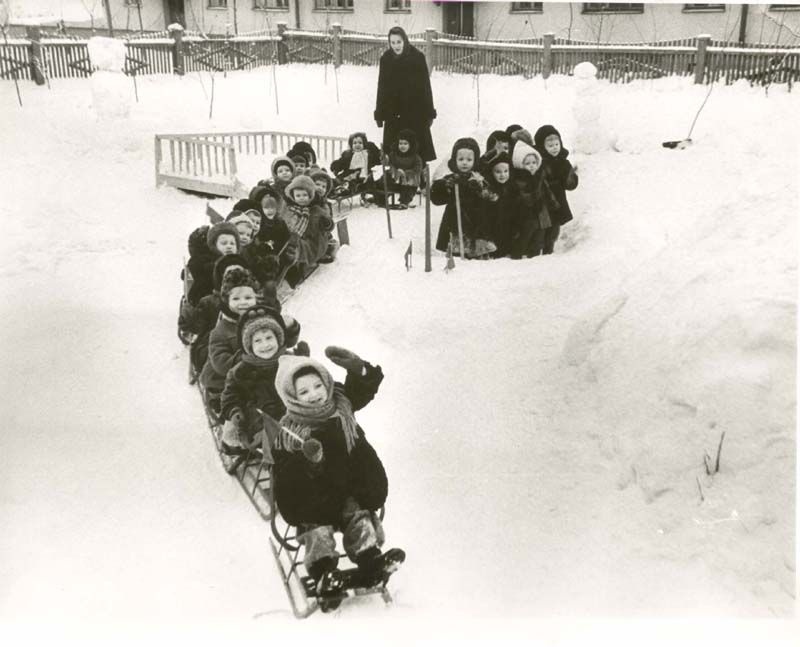 Младшая группа детского сада № 35 на прогулке, 1962 год, г. Череповец. Выставки&nbsp;«Советские дети»&nbsp;и «Воспитатели XX века» с этой фотографией. 